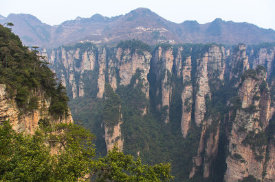 虚幻的山峰在清晨