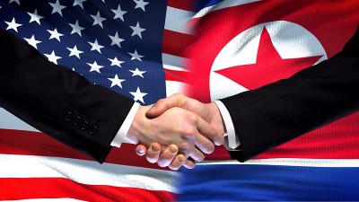 美国和朝鲜握手，国际友谊旗帜背景，金融