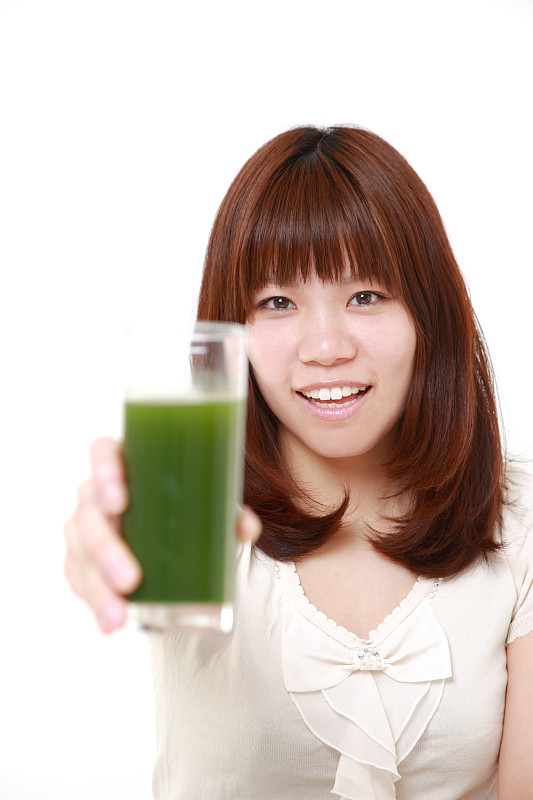 日本妇女与绿色蔬菜汁