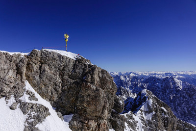 德国巴伐利亚Zugspitze的峰顶十字路口