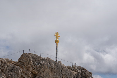 Zugspitze的顶峰十字