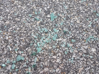 沥青上的碎玻璃