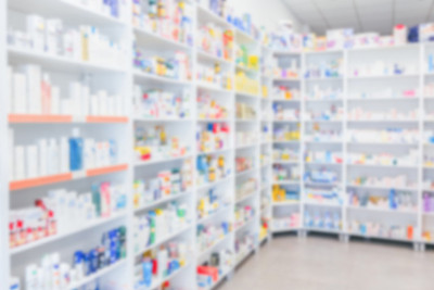 药店货架上模糊的药品和保健产品