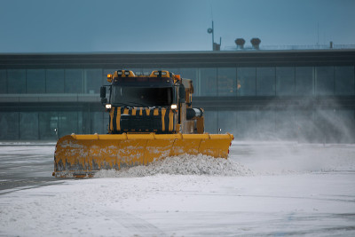 在暴风雪期间清理机场跑道和道路积雪的扫雪机