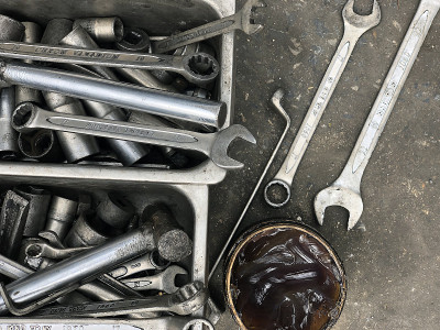 铝工具箱顶部，用于固定汽车，如扳手和车库脏水泥地板上的油脂。