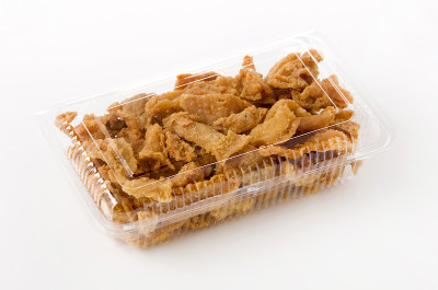 白色背景的塑料容器里的脆炸鸡皮