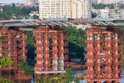 在萨波罗热耶建造横跨第聂伯河的新桥。乌克兰。城市景观