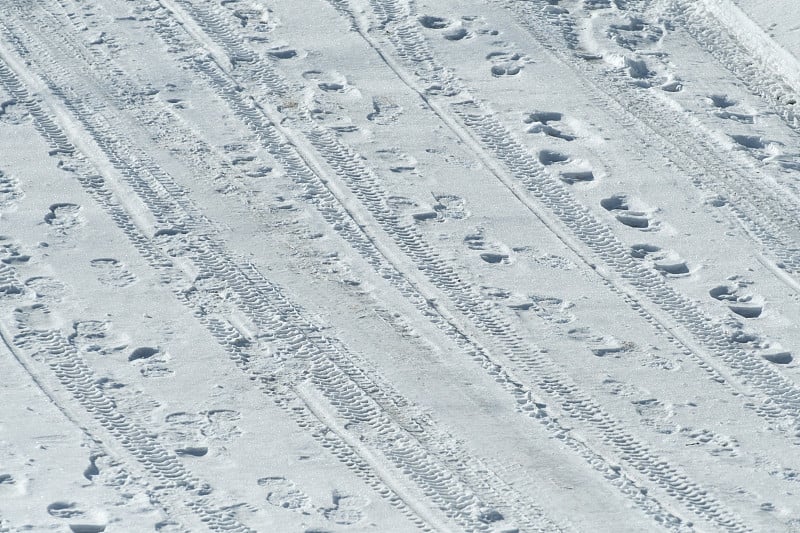 脚印和吹雪机的足迹在雪后的暴风雪摘要