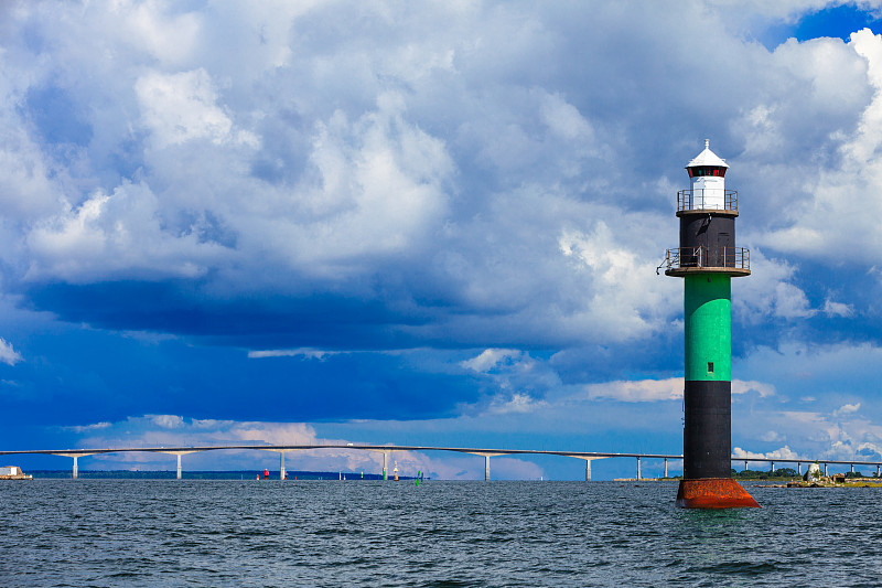 浮标。Oresundsbron。厄勒海峡大桥连接丹麦、瑞典波罗的海。