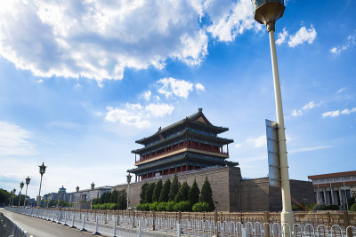 北京南部前门大街阴天蓝天下的正阳门