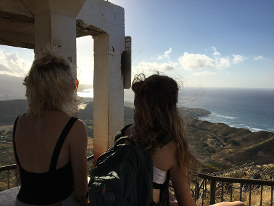 在夏威夷的钻石头上徒步旅行