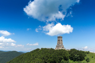 自由纪念碑希普卡和景观Stara Planina(巴尔干)山，保加利亚
