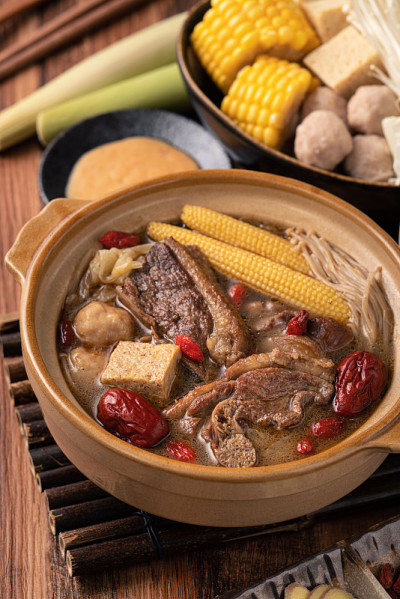 台湾美味的姜鸭火锅。