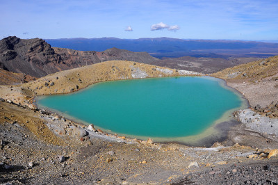 新西兰北岛，汤加里罗高山通道，五颜六色的翡翠湖和火山景观全景。