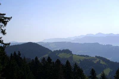 一个阳光明媚的夏日，从当地的山脉Pfänder看到美丽的广角风景山景。