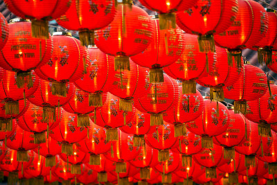 中国新年红黄相间的纸灯笼在槟城