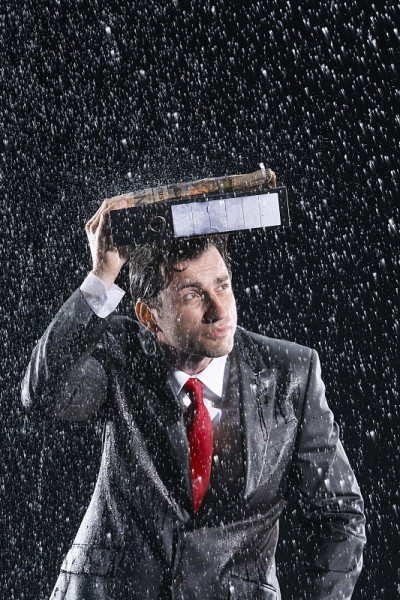 商人在雨中用粘合剂覆盖头部
