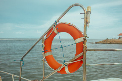 船上的红色救生圈在热带海上