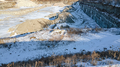白雪覆盖着空旷的采石场