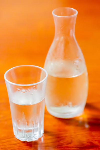 日本清酒用玻璃瓶和杯子饮用