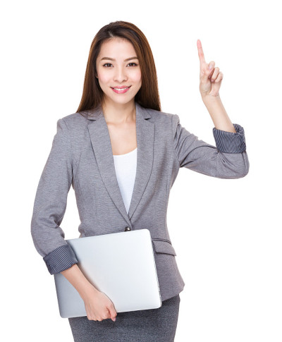 女商人拿着笔记本电脑，手指向上