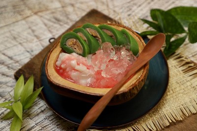 Es Pisang Ijo，来自南苏拉威西岛望加锡的大蕉香蕉卷冰甜点
