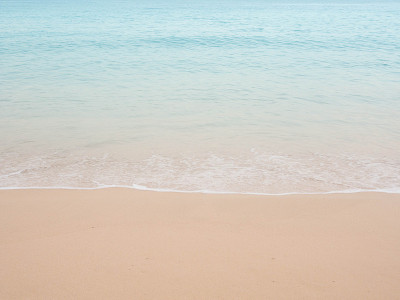 泰国普吉岛海滩上的蓝色海浪