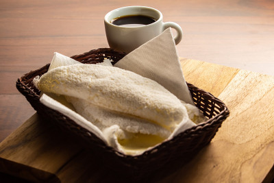 两杯木薯粉和一杯咖啡。