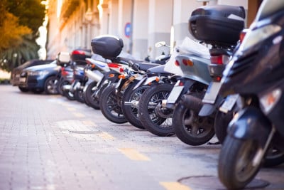 街上有很多摩托车。许多摩托车停放在城市里