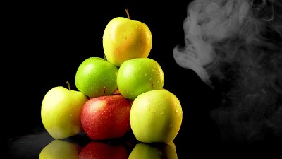 一个带蒸汽的金字塔形苹果