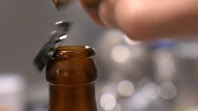 用开瓶器开啤酒瓶