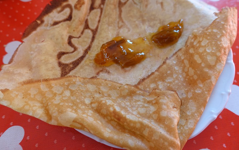 甜煎饼配梅子酱