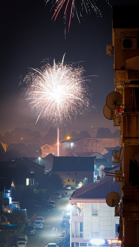 波德戈里察新年前夜的斯塔里机场烟火