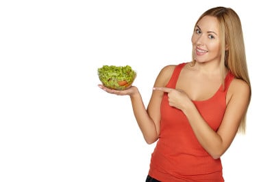 女性饮食概念肖像。女性持有沙拉。