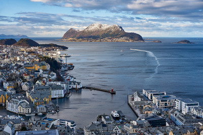 后面是哥德伊岛，前面是Ålesund，来自挪威