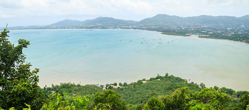 从Khao-Khad view Tower，游客可以360度欣赏查龙湾，Panwa角，Sire岛，B