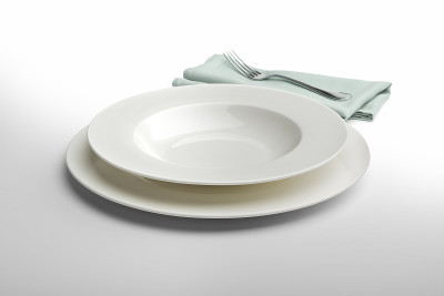 用餐巾和叉子清空白色的圆盘子和碗