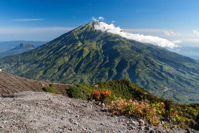 绿色太Merbabu。从默拉皮火山观看。