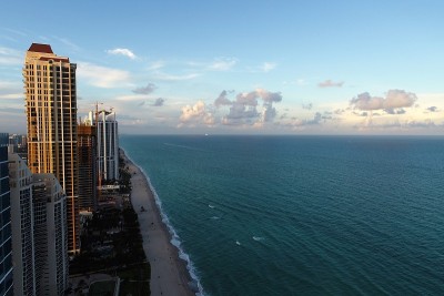 海景日落鸟瞰图。阳光群岛，迈阿密，美国。伟大的景观。假期旅行。热带旅行。