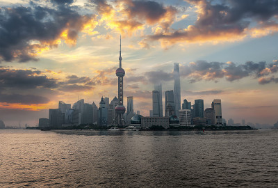 日出在现代天际线的上海，中国