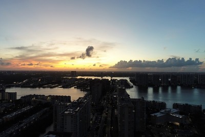 海景日落鸟瞰图。阳光群岛海滩，迈阿密，美国。伟大的景观。假期旅行。热带旅行。