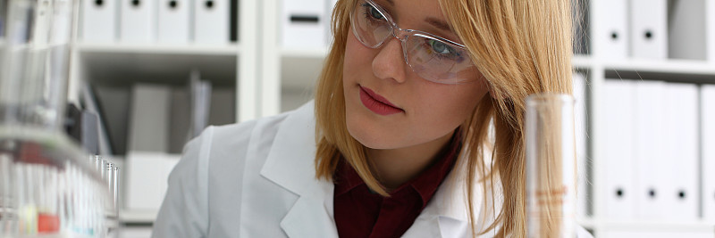 在生物实验室的女化学家