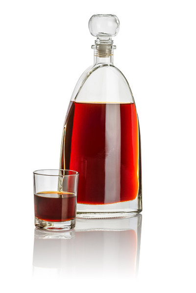 盛有棕色液体的水瓶和酒杯