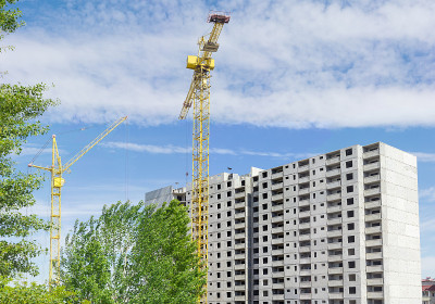 两座塔式起重机对抗多层住宅建筑