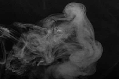 黑色背景上的烟云。有选择性的重点