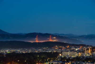 金门大桥夜景与雾在海湾