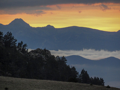 日落时分，法国南部比利牛斯山的朦胧山景
