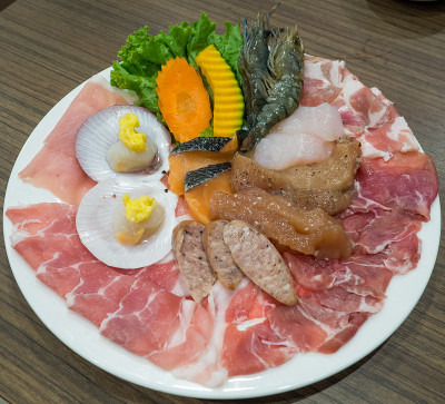 选择性聚焦海鲜和猪肉烧肉酱