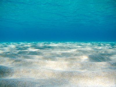 在希腊清澈的海水中，水下的沙子海床