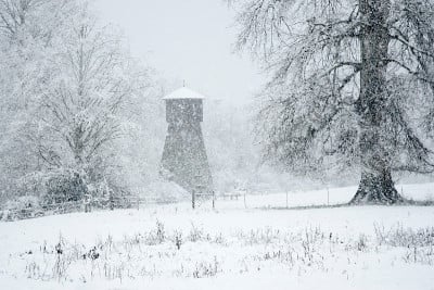 水塔和雪落